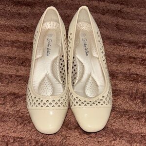 Cream low heel dress shoes